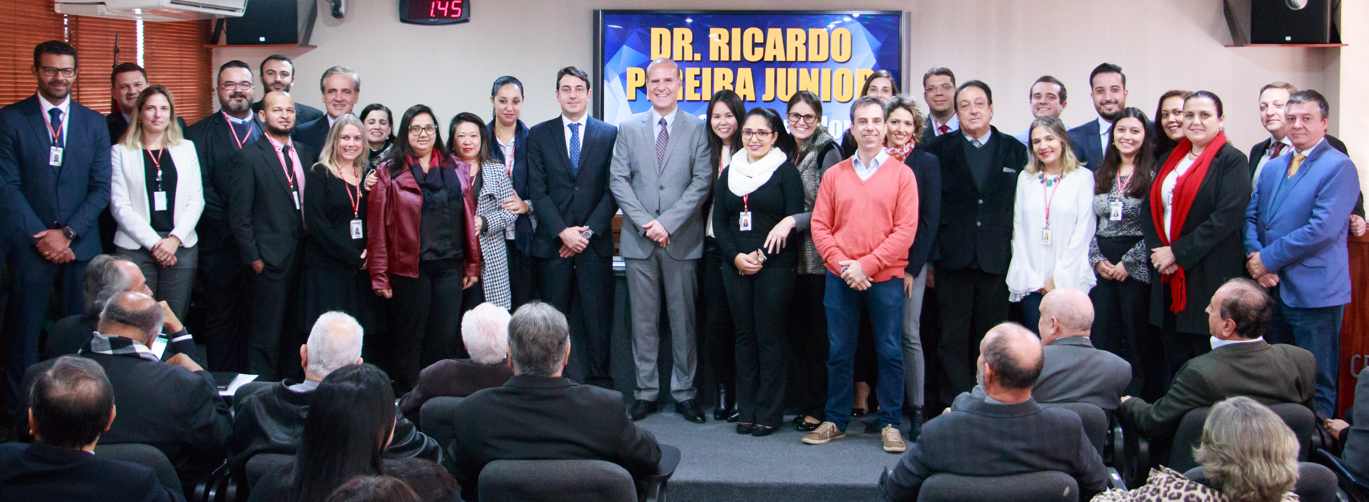 Dr. Ricardo, ladeado pelos advogados que trabalham no CRECISP